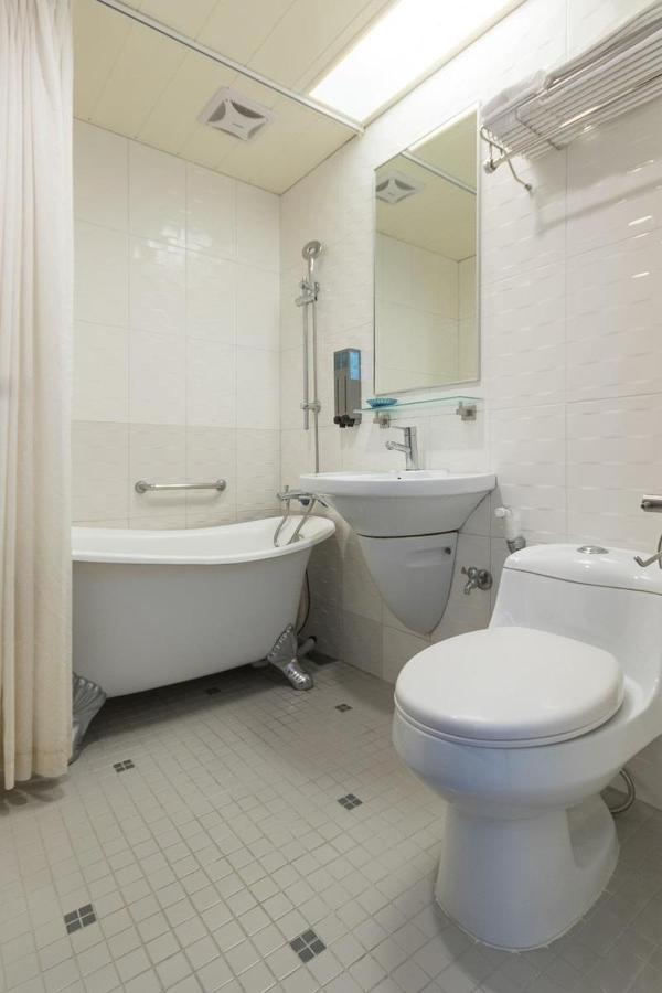 Just Enjoy Business Hotel Tainan Exterior foto