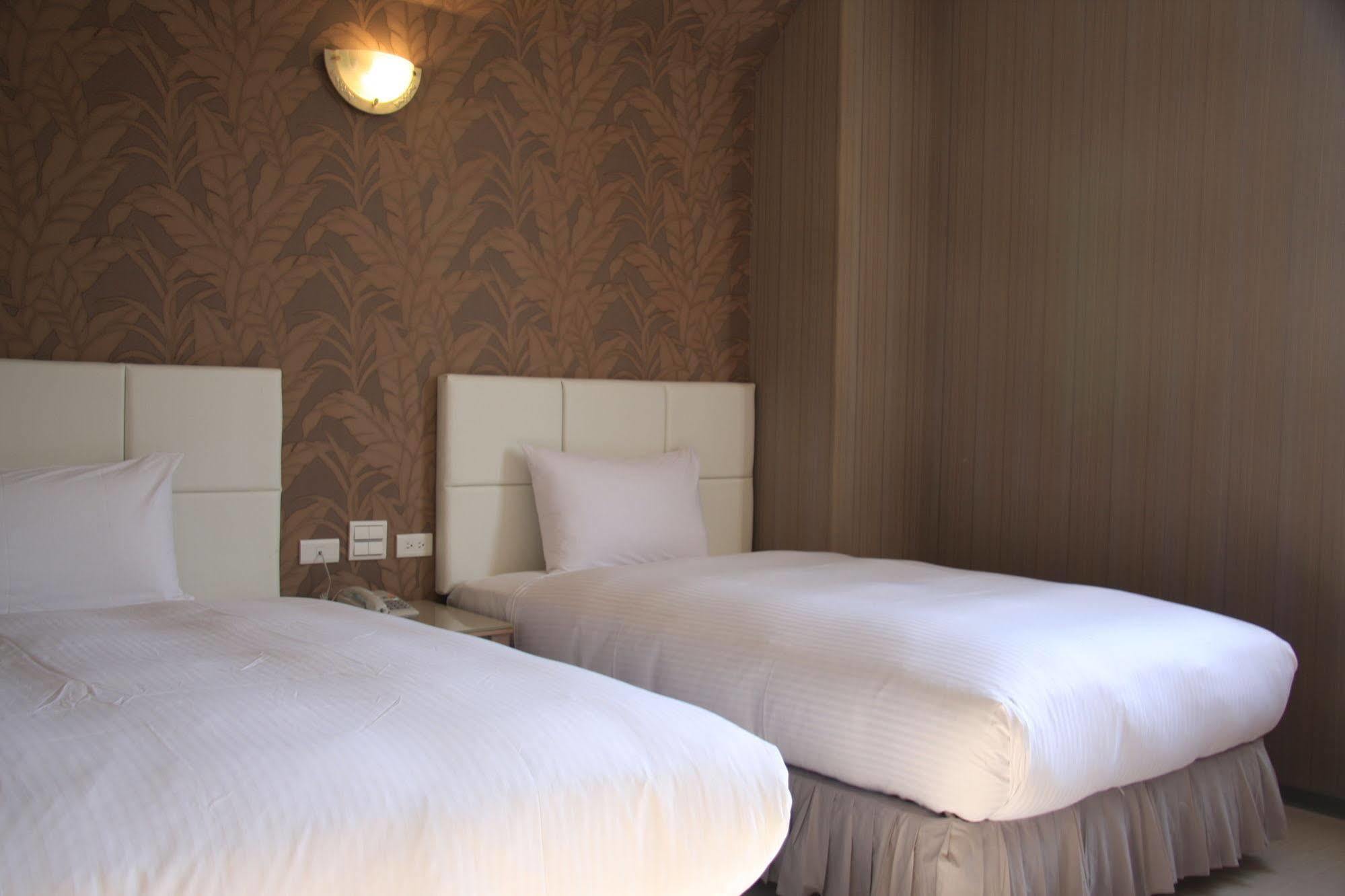 Just Enjoy Business Hotel Tainan Exterior foto